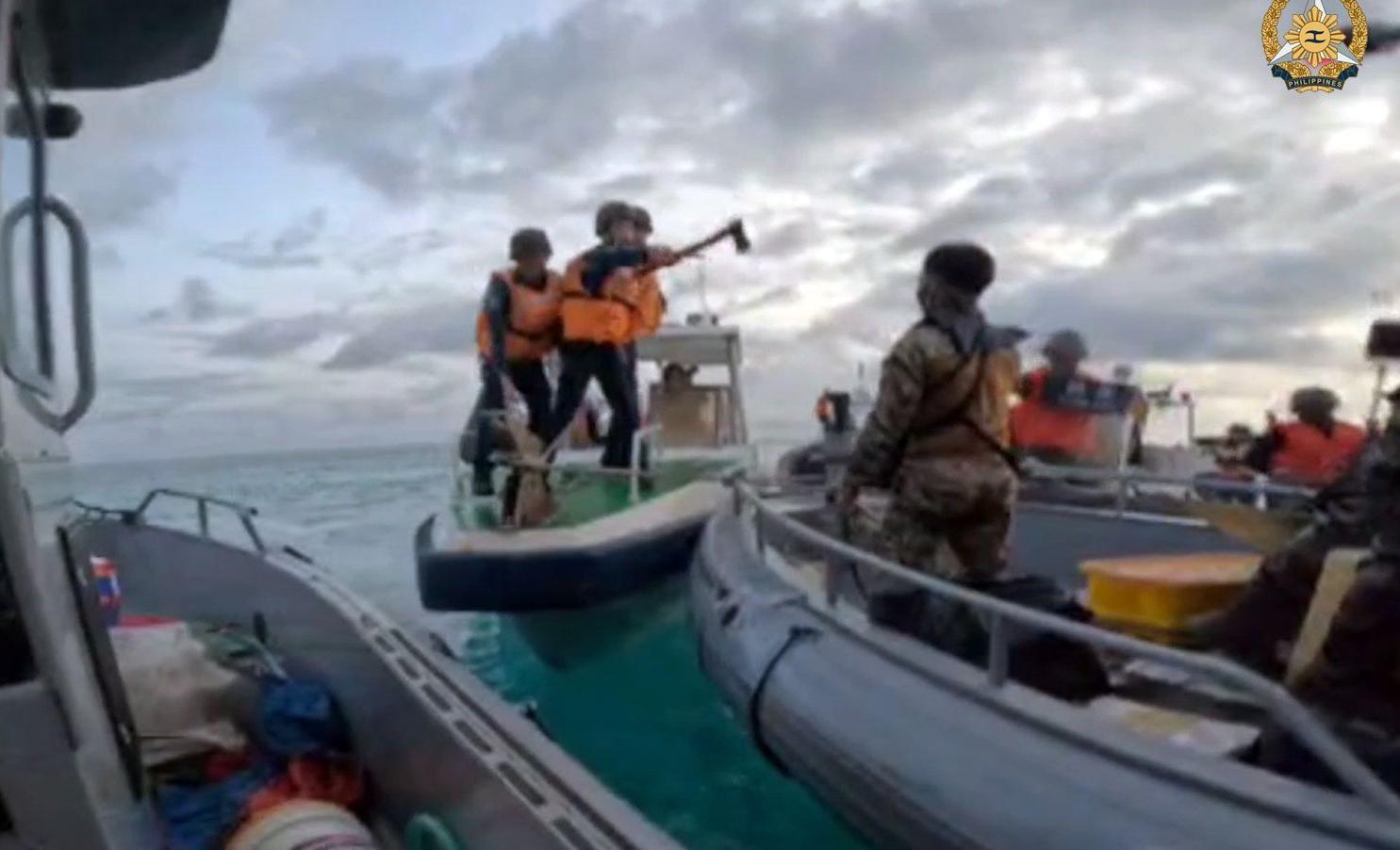 Güney Çin Denizi'nde tehlikeli gerginlik! Şoke eden görüntüler: Balta ve bıçakla saldırdılar...