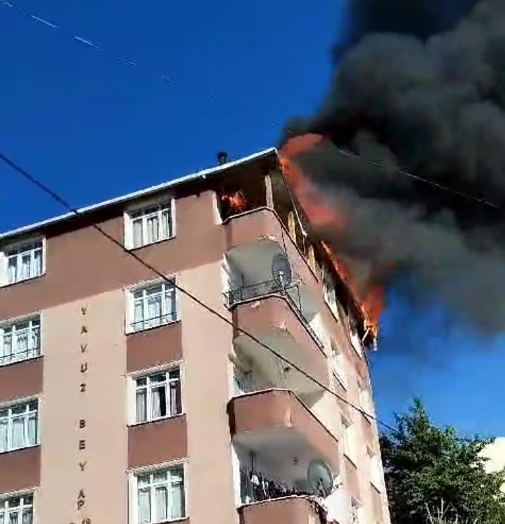 Esenyurt'ta 4 katlı binanın çatı katı alev alev yandı
