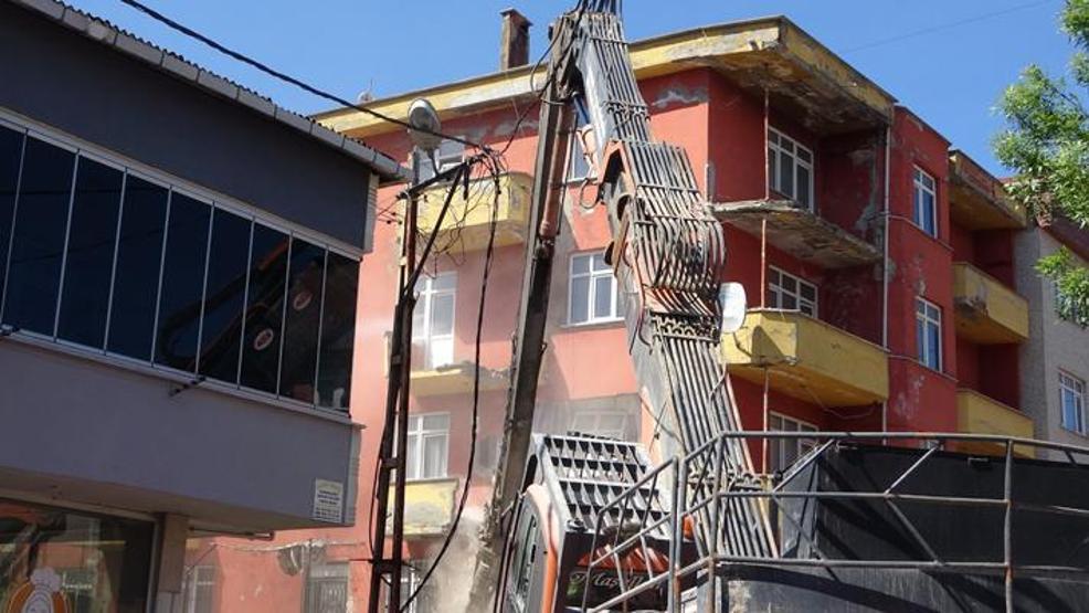6,2lik depremde zarar görmüştü 5 katlı bina kontrollü şekilde yıkıldı