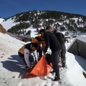 Hasta kadın, karla kaplı yolda 500 metre sedyeyle taşındı