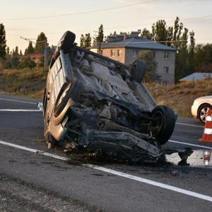 Hafif ticari araç, traktör römorkuna çarptı: 1 ölü, 1 yaralı