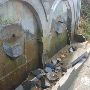 Tarihi çeşmenin taşlarını kırdılar