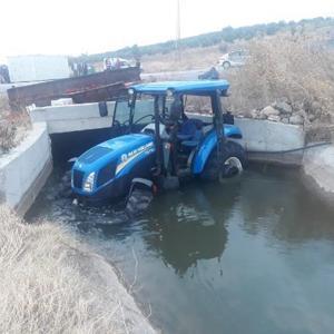 TIRın çarptığı traktör su kanalına uçtu: 2’si ağır 5 yaralı