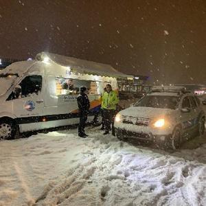 Kar nedeniyle yolda kalan vatandaşlara çorba ikramı