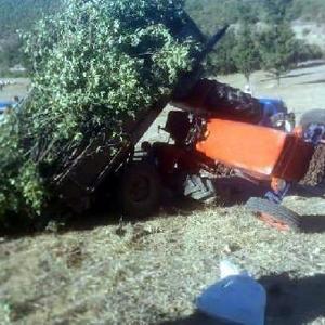 Manisada traktör devrildi: 1 ölü