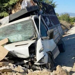 Kamyonet toprak yığınına çarptı: 1 ölü, 1 yaralı