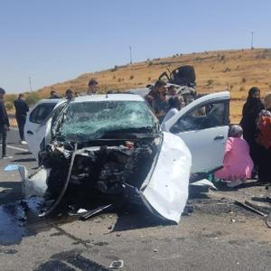Mardin’de hafif ticari araçla otomobil çarpıştı: 3 yaralı