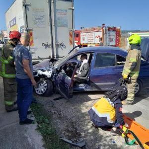 Erdek’te kamyonete çarpan otomobilin sürücüsü yaralandı