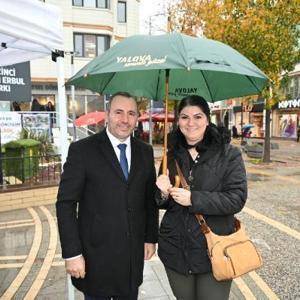Yalova Belediye Başkanı’ndan şemsiye jesti