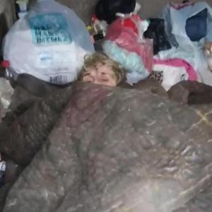 Çöp dolu barakada yaşayan kadın, huzurevine yerleştirildi
