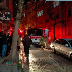 İstanbul-Fatihte 5 katlı binada yangın; itfaiye dar sokaklarda alevlere müdahalede zorlandı