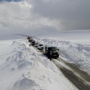 Muş-Mutki yolunda kar nedeniyle mahsur kalan 60 kişi kurtarıldı
