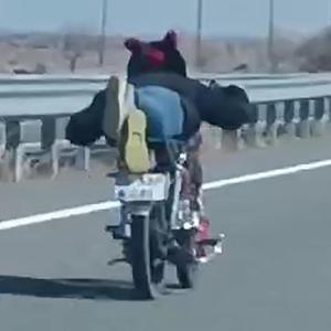 Kara yolunda motosikletlinin tehlikeli yolculuğu