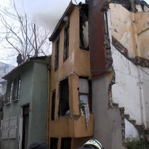 Fatihte 3 katlı binada yangın: 1 ölü