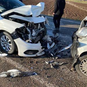 Diyarbakırda otomobil ile hafif ticari araç çarpıştı: 1 ölü, 2 yaralı