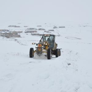 Karsta kar ve tipi; 47 köy yolu kapandı