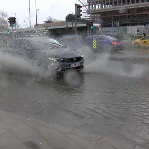 İstanbul - Eminönünde sağanak yağış sonrası yollar göle döndü