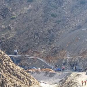 Krom madeninde işçilerin üzerine taş düştü: 2 yaralı