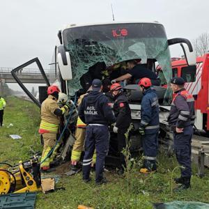 Düzcede yolcu otobüsü, bariyerlere çarptı; 17 yaralı