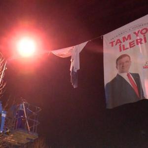 İstanbulda seçim yasakları ile birlikte parti bayrakları ve afişler toplandı