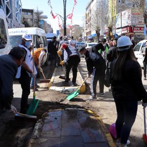 Vanda olaylar sona erdi; yapılan çağrılarla sokaklar temizlenmeye başlandı