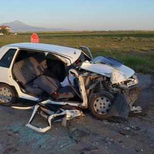 Otomobil, kamyonete çarptı: 5 yaralı
