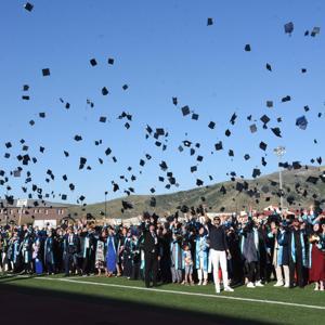 Bitliste 2 bin 390 üniversite öğrencisi ,mezuniyet sevinci yaşadı