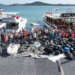Ayvalık ilçesindeki adalarda 3 ton atık toplandı