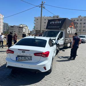 Mardin’de kamyonet ile otomobil kafa kafaya çarpıştı: 2 yaralı