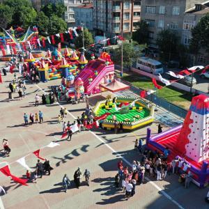 Sultangazi’de bayramda çocuklara özel oyun alanı kuruldu