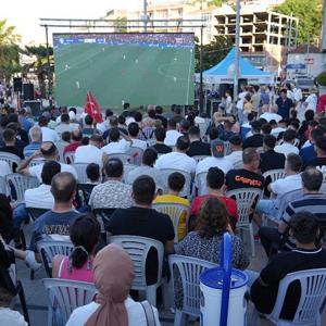 Marmaraerelisi’nde tatilciler, Türkiye-Gürcistan maçını sahilde izledi