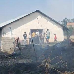 Diyarbakır’da dökülen samanlar yandı, alevler çiftliğe sıçramadan söndürüldü