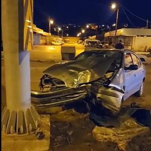 Amasya’da otomobil aydınlatma direğine çarptı:2 yaralı