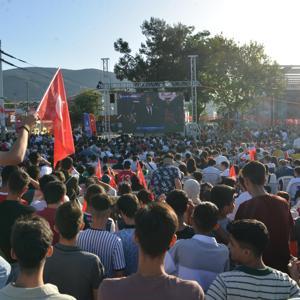Bursada A Milli Futbol Takımının maçı açık alana kurulan dev ekranlarda izlendi