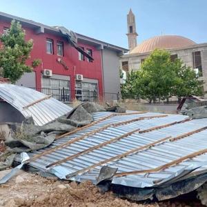 Gaziantepte şiddetli rüzgar çatıları uçurdu