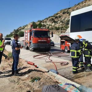 Otobüsün motor kısmında yangın çıktı, 38 yolcu tahliye edildi