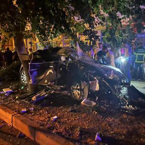 Mardinde kontrolden çıkarak refüje çarpan otomobildeki 3 kişi yaralandı