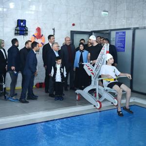 Engelliler için faaliyete geçirilen havuz, öğrencilere ruhsal ve bedensel açıdan fayda sağlıyor
