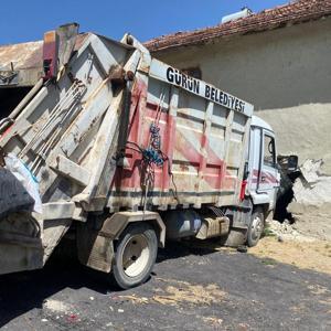 Sivasta çöp kamyonu evin duvarına çarptı: 3 yaralı