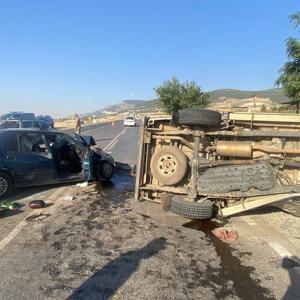 Gaziantep’te, kamyonet ile otomobil çarpıştı: 4 yaralı