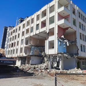 Kozanda orta hasarlı binanın yıkımına başlandı