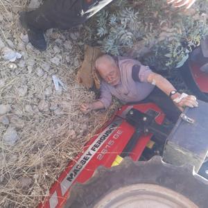 Devrilen traktör sürücüsü yaralandı