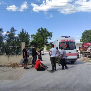 Bursada motosiklet, otomobile çarptı, 2 kişi yaralandı