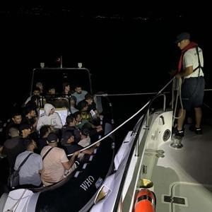 Çeşmede 21 düzensiz göçmen ve 2 göçmen kaçakçısı şüphelisi yakalandı
