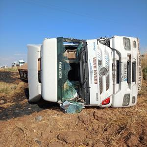 Mardin’de devrilen petrol yüklü tankerin şoförü yaralandı