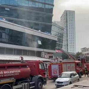 Elazığda plazadaki işletmede çıkan yangın söndürüldü