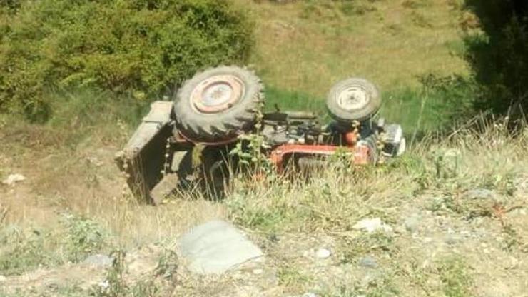 Devrilen traktörün altında kalan sürücü, kurtarılamadı
