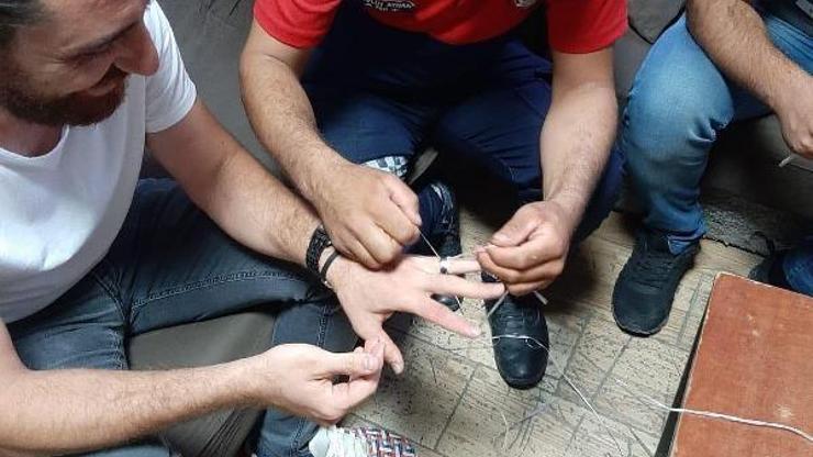 Parmağında sıkışan yüzüğü itfaiye çıkardı