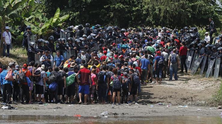 3 bin göçmen sınırda mahsur kaldı