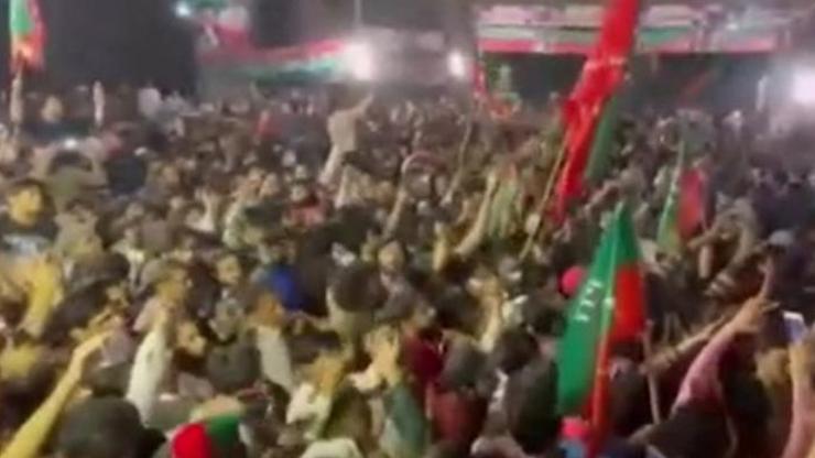 Pakistan’da Imran Khan gösterileri İslamabad’a doğru yürüyüşe başladılar